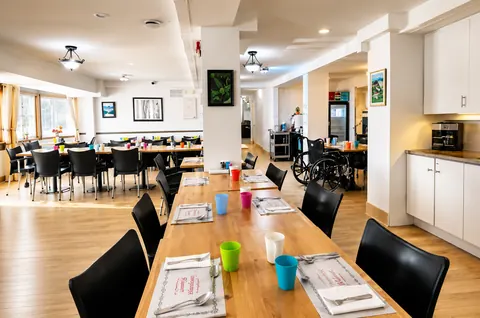Salle à manger commune avec tables dressées